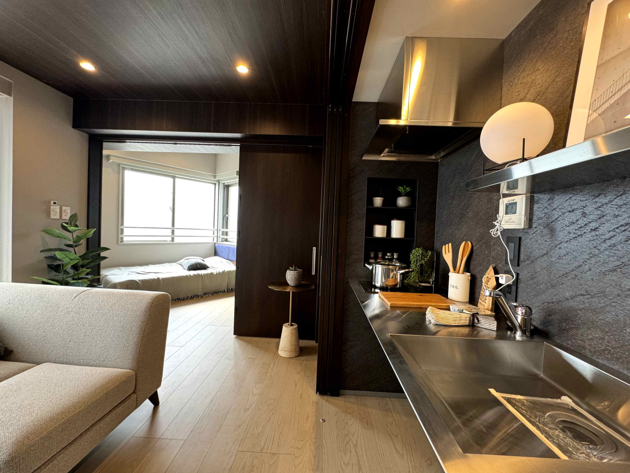 壁沿いにあります。