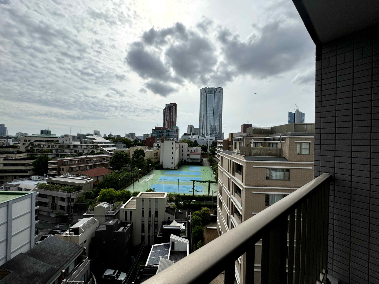 この階より高い物件が周囲にないので、都会の空が広がっている。