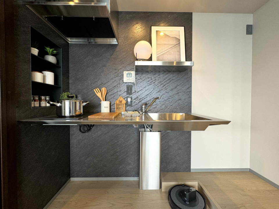 キッチンはシンプルでかっこいいステンレス製キッチン。