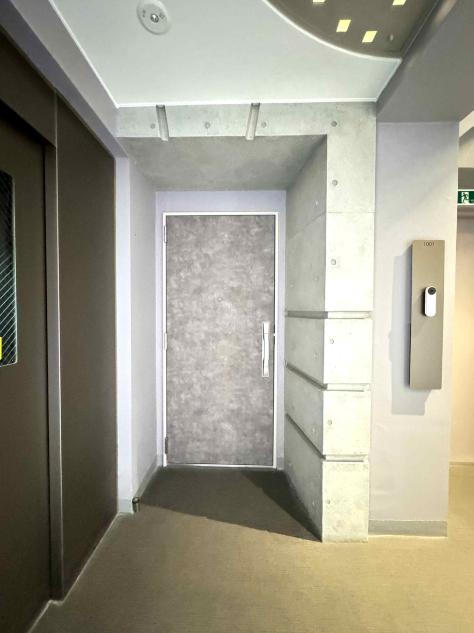 玄関ドアも重工でかっこいい、