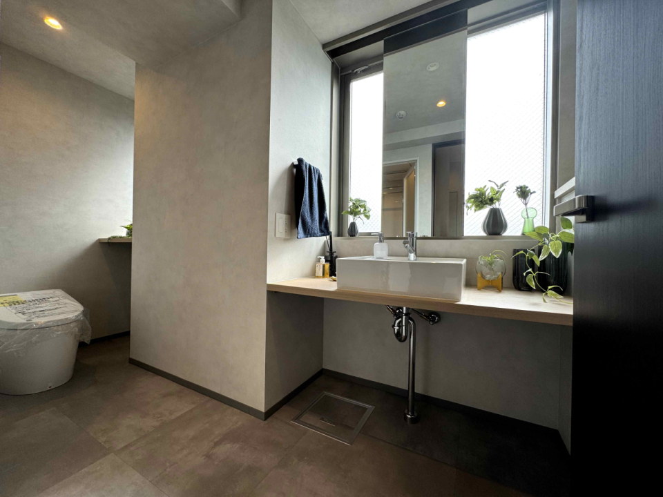 洗面スペースは木製のカウンターで、ゆとりのある広さ。
