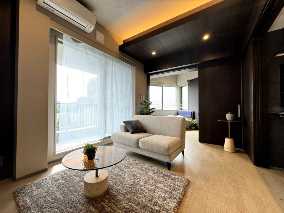 掃き出し窓も大きく、室内は明るい。