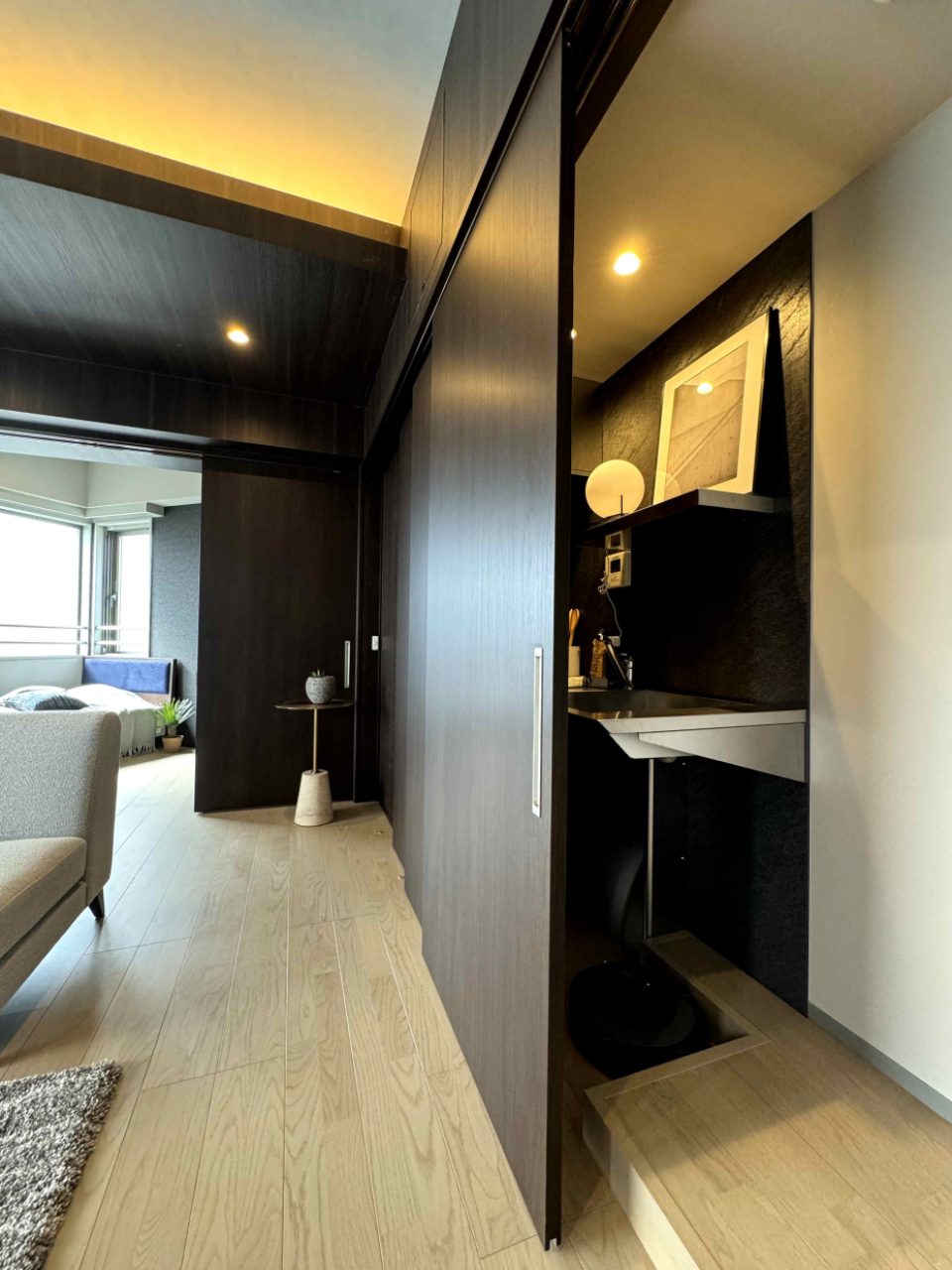 引き戸を閉じればキッチンは隠すことができる。