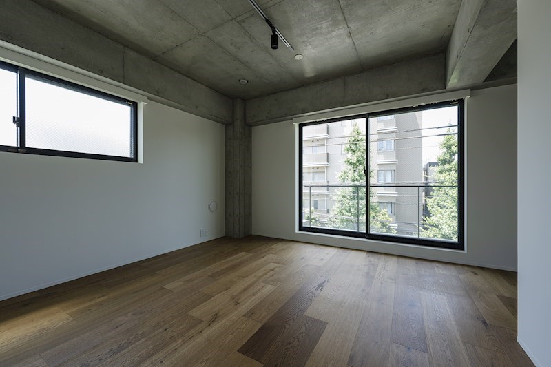 無垢フローリングと天井のコンクリートが織りなす調和