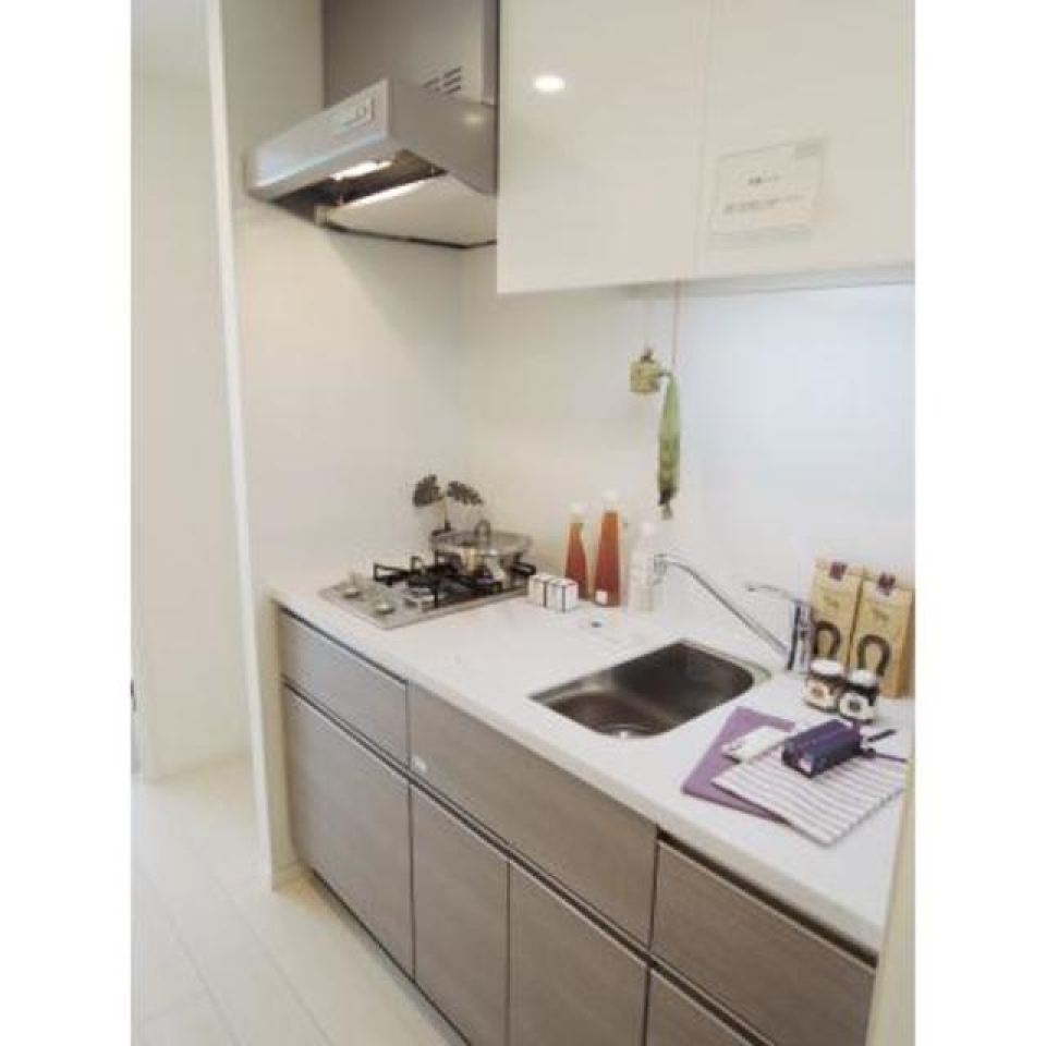 ２口のガスコンロに、ワークトップがゆとりのあるキッチンです。※写真は同タイプ住戸です。