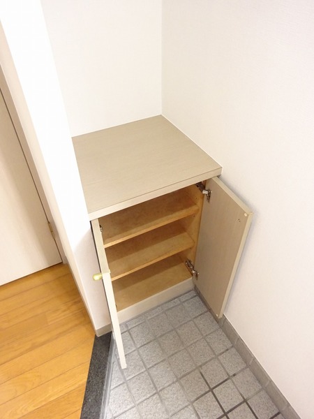 玄関
シューズボックス付きです。