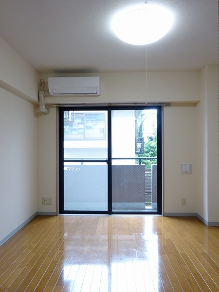 1Kの間取りです。角部屋なので2面採光で明るい印象です。