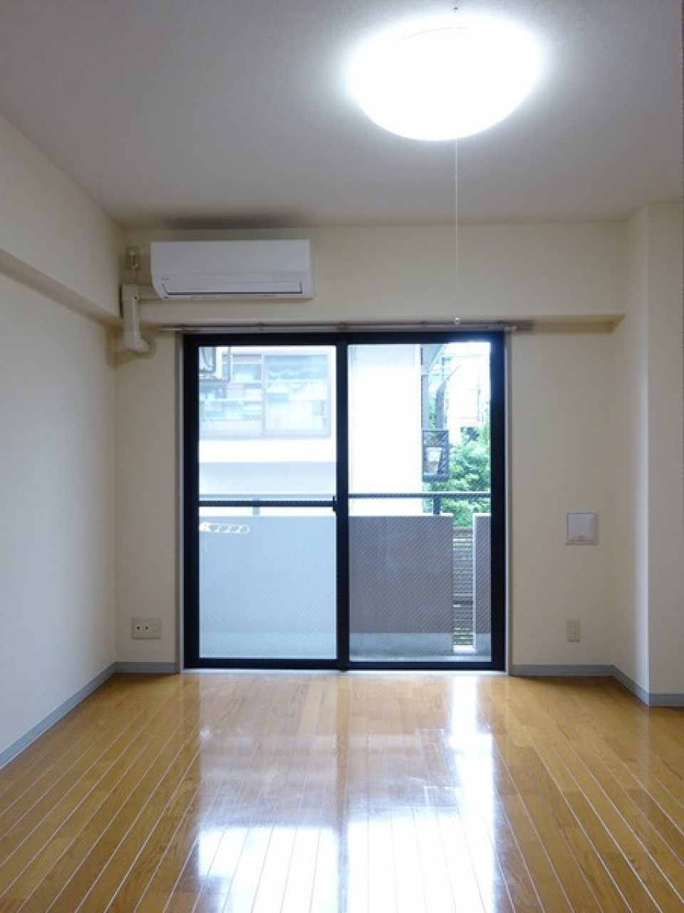 1Kの間取りです。角部屋なので2面採光で明るい印象です。