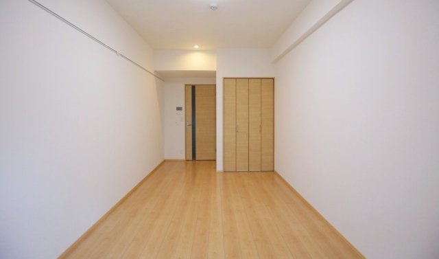 ホワイト&times;ブラウンのナチュラルな色合いで落ち着いた印象です。