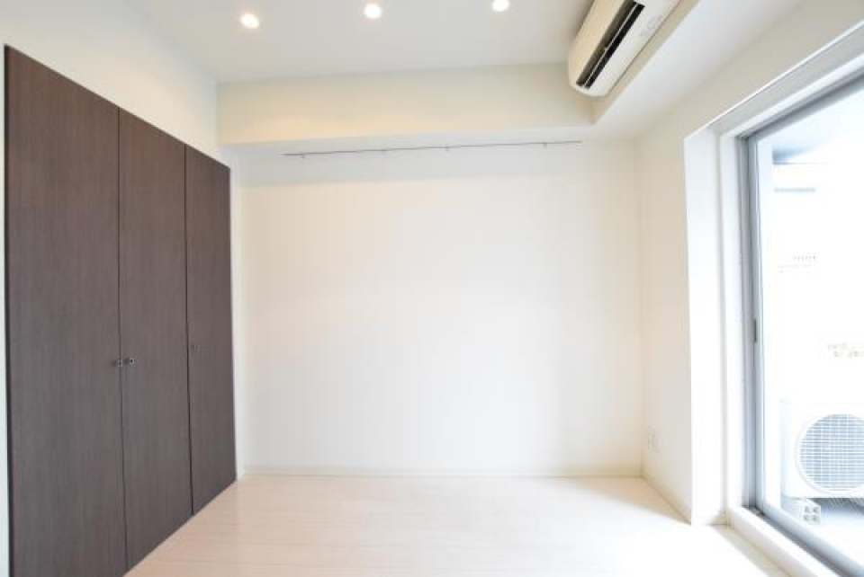 ナチュラルなフーリングに、モノクロの内装でシンプルな空間になっています。