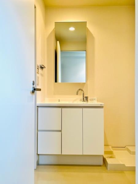 白く清潔感のある洗面台。