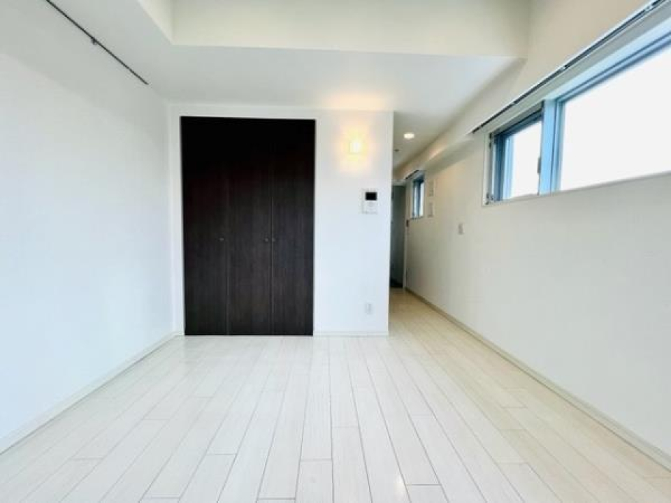 角部屋で2面採光の自然光を取り入れやすい洋室です。