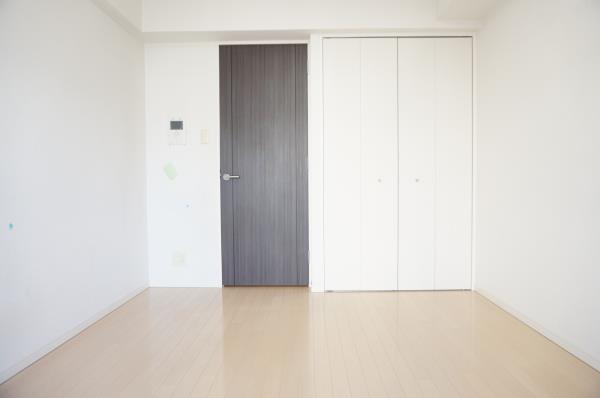 扉はダークブラウンにすることでお部屋を引き締めます。