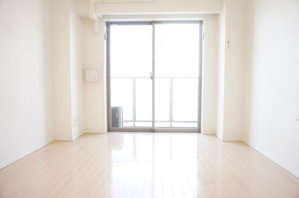 7畳の洋室は白の壁とライトブラウンのフローリングにより、明るい雰囲気です。