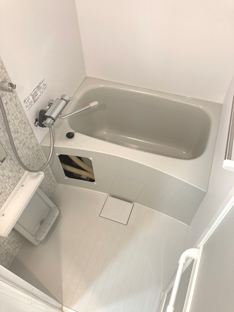 白く清潔感のある浴室。※写真は同タイプ住戸です。