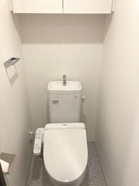 棚があるので日用品をストックするのにちょうどいいですね。※写真は同タイプ住戸です。