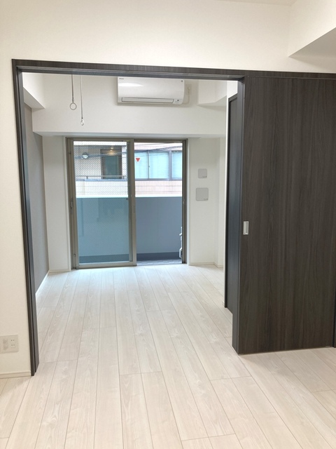 ４．４帖のベッドルームと５．５帖のダイニングキッチンです。※写真は同タイプ住戸です。