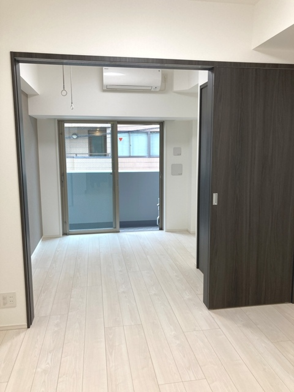 ４．４帖のベッドルームと５．５帖のダイニングキッチンです。※写真は同タイプ住戸です。