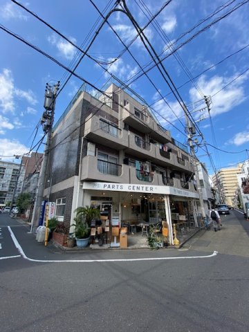 ４階建ての建物の３階にあるお部屋です。