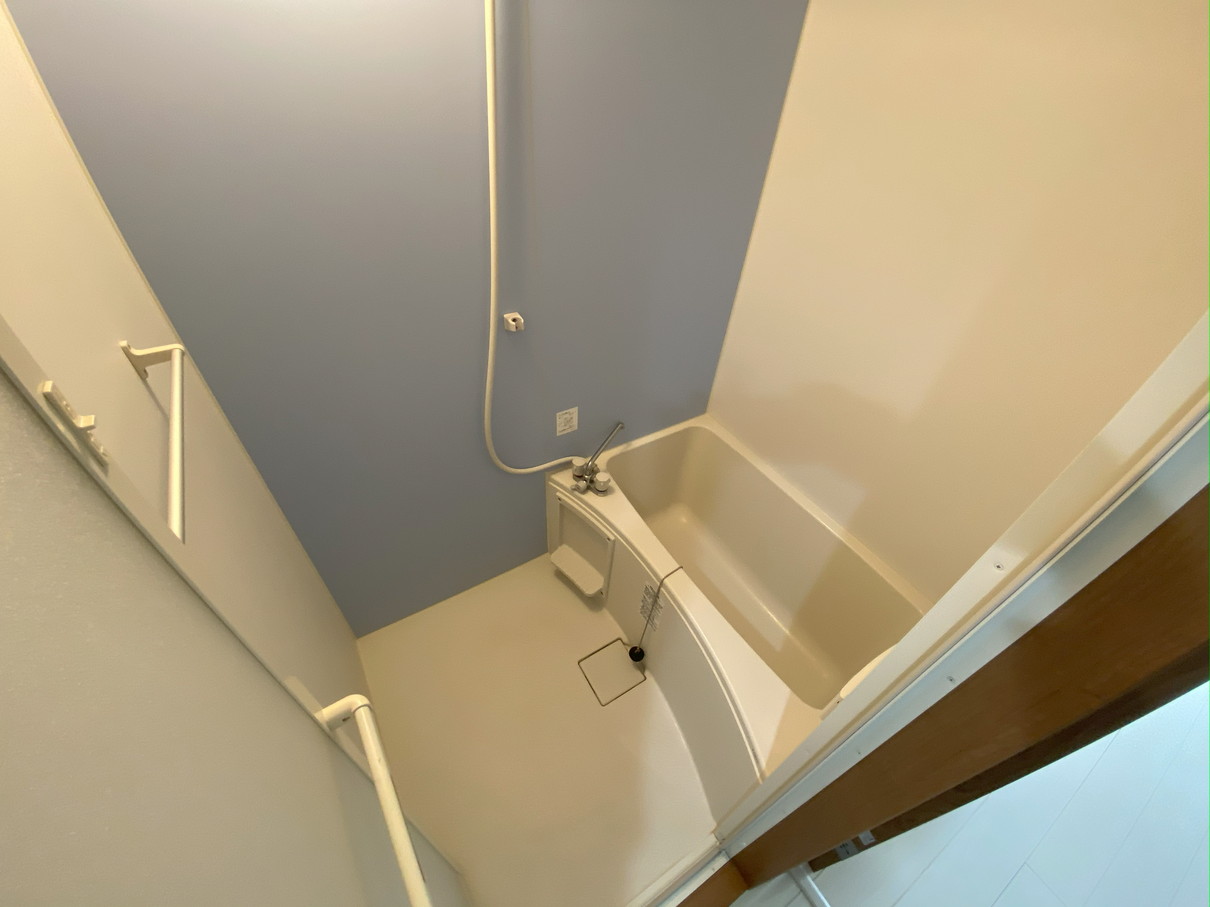 爽やかなライトブルーの浴室。