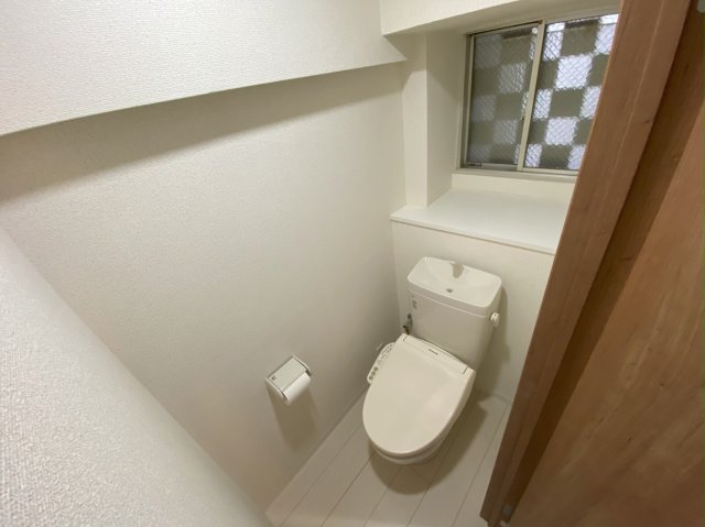 窓があるので換気がしやすいトイレです。