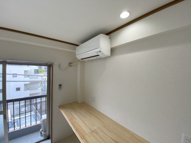 エアコン下で作業する時は、風をひかないように温度調節をこまめにしましょう。