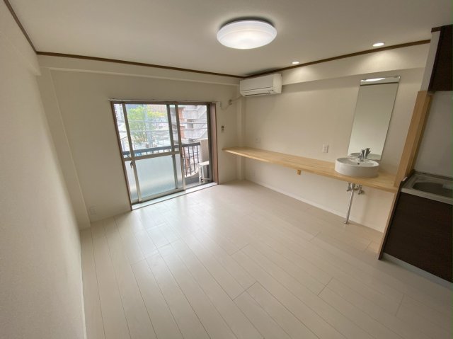 カウンターの延長には洗面台があります。