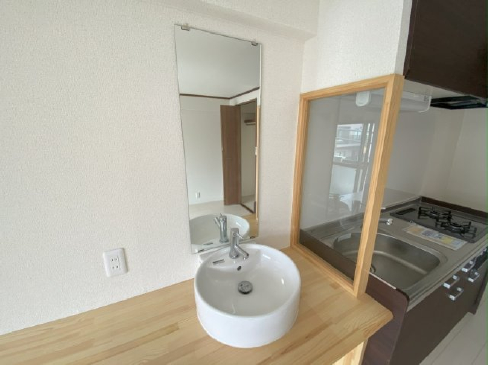 キッチンと洗面所の間がガラス張りなのが、透け感があっていいですね。