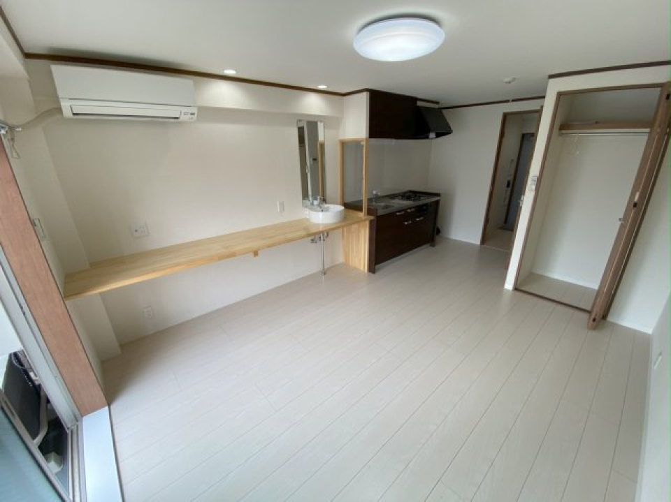 長いカウンターがあります。作業やテレワークをするのに便利です。