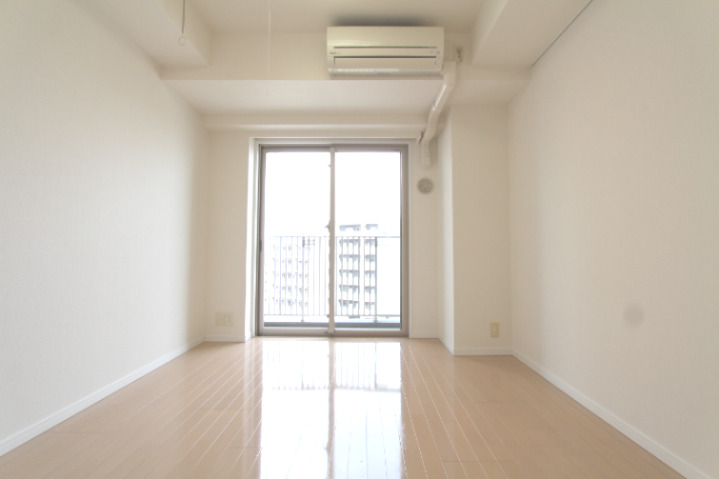 ロフト付きの1Kです。吹き抜け部分があるため、開放感があります。
※参考写真