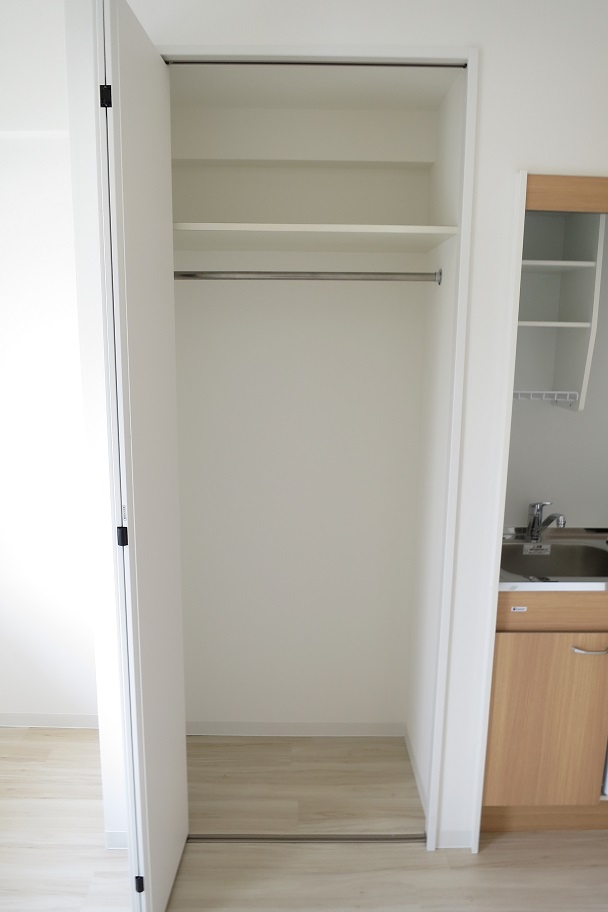 長いお洋服もかけられる洋室になっています。