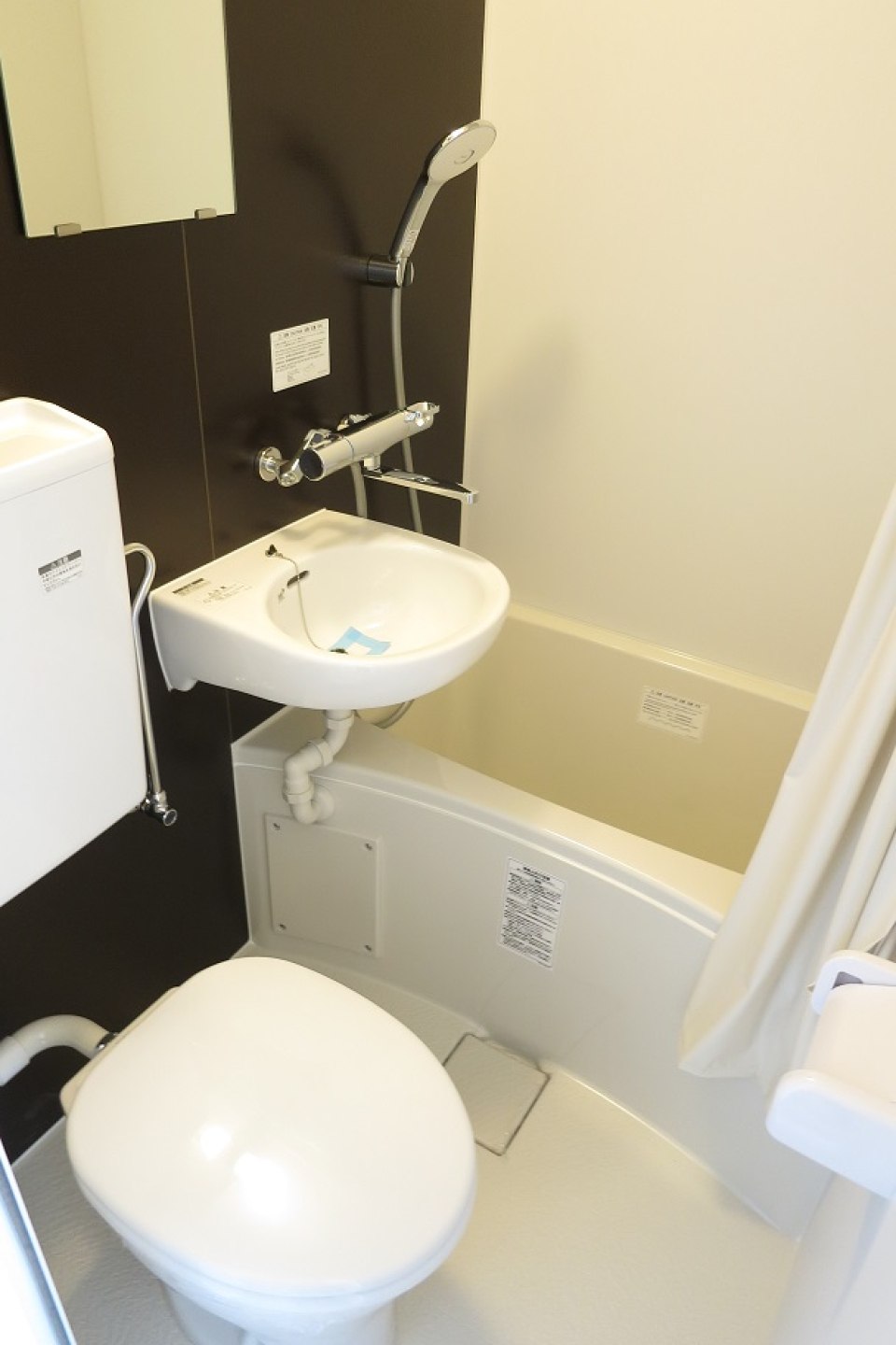 ダークなウォールで落ち着いた様子の３点ユニットバスです。