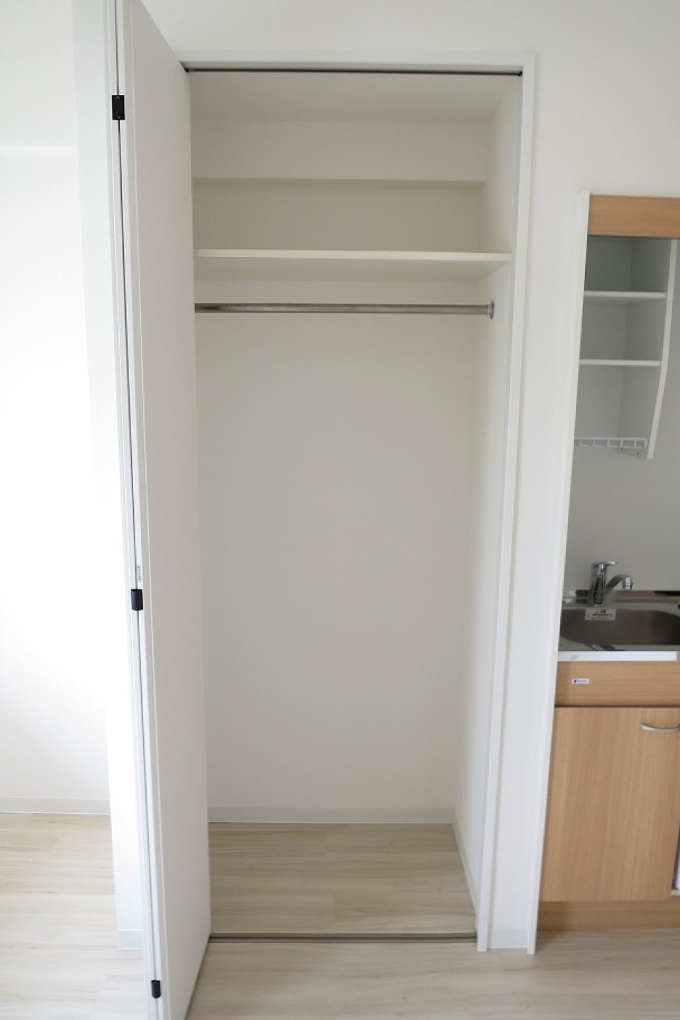 長いお洋服もかけられる洋室になっています。