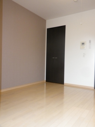 淡い色のアクセントウォールが落ち着いた雰囲気を醸し出しています。