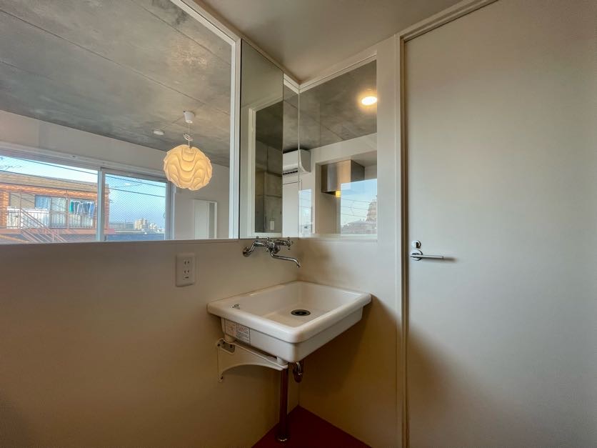 ガラス張りになっているので、来客の多い方は目隠し必須です。