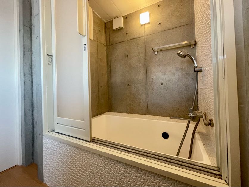 浴室は、扉を開けたらまさかのダイレクトバスタブ。湯船に浸ってから体を洗うスタイルですね。