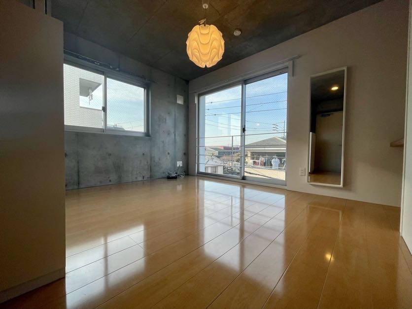 コンクリの冷たい印象と、ペンダントライトの温かみがギャップを生み出し、唯一無二の空間を創り出しています。