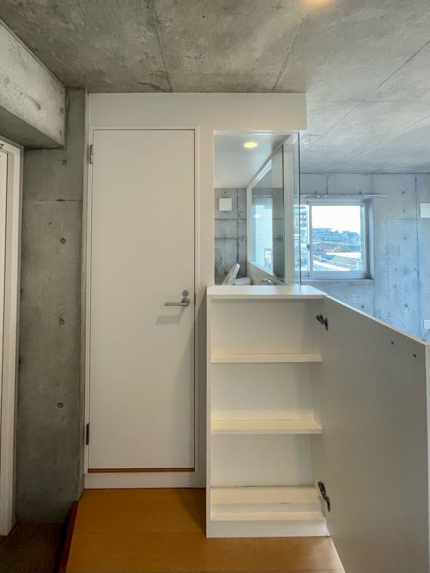 その他の設備は1ヶ所にまとめられており、玄関からすぐの位置です。