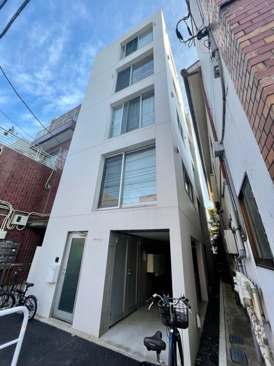 スラッと細身な外観。シンプルかつスタイリッシュなデザインです。