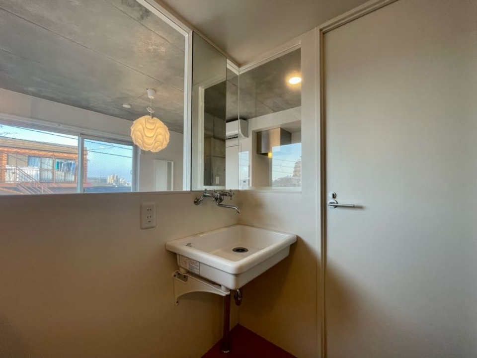 ガラス張りになっているので、来客の多い方は目隠し必須です。