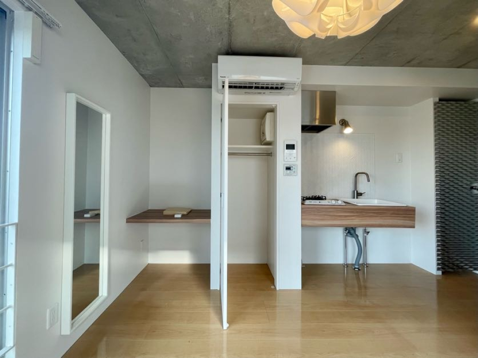 収納付きですが小さめです。ジョイントラックを活用すれば可能性が広がりそうです。