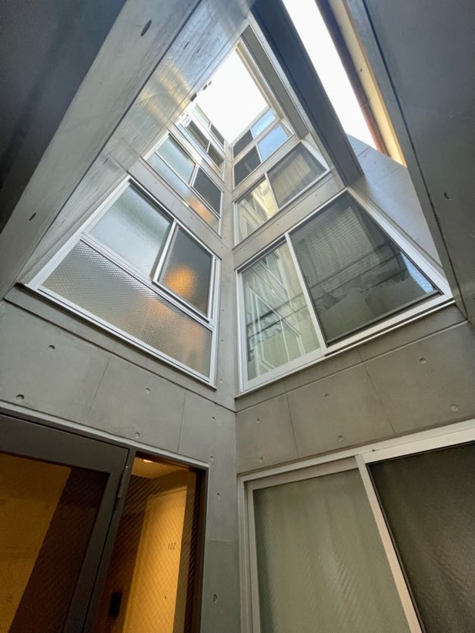 通るたびに思わず見上げてしまいそうな構造です。