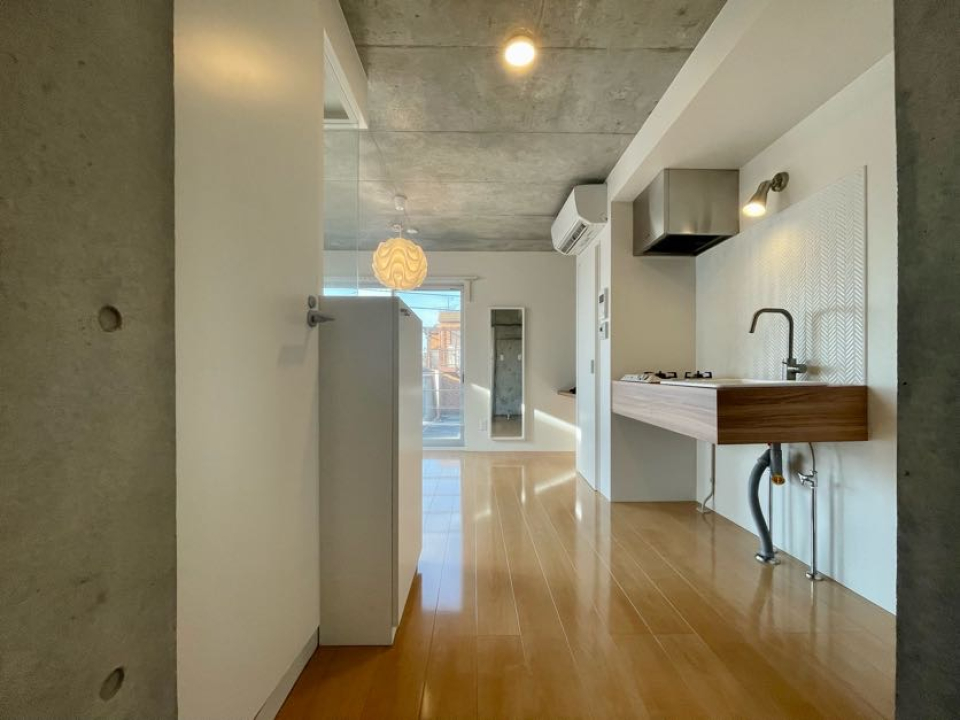 玄関からの様子です。ワクワクと不安が混じるかもしれませんが、チェレンジ精神でぜひ楽しんでみてください。