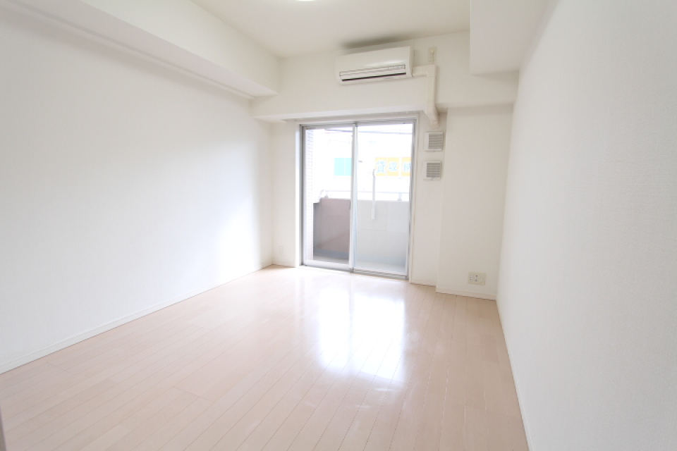 7.6帖の洋室です。明るい色合いでさらっとした印象です。