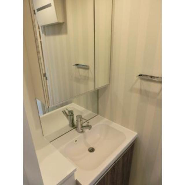 タオル掛けもついているのが嬉しいポイント。※写真は同タイプ住戸です。