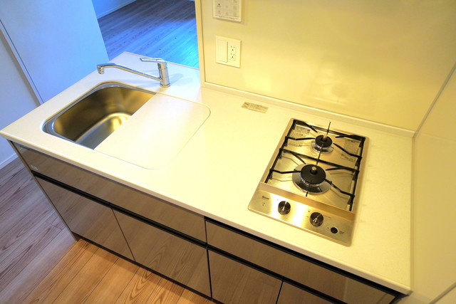 ２口のガスコンロが設置されています。ワークトップもゆとりがあって◎※写真は同タイプ住戸です。