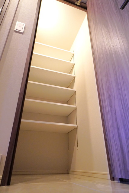 可動式の棚がついたシューズボックス。ブーツなど長めのものも収納可能です。※写真は同タイプ住戸です。