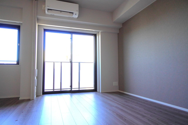 ベージュのアクセントウォールが採用されています。※写真は同タイプ住戸です。