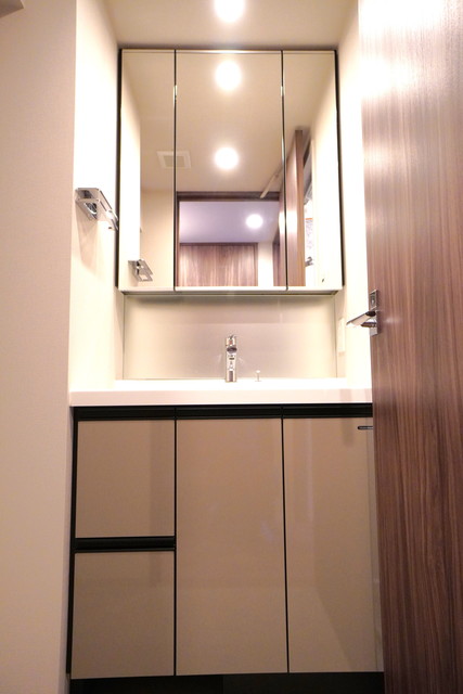 どこかスタイリッシュな洗面台。パネルがベージュなのが上品です。※写真は同タイプ住戸です。