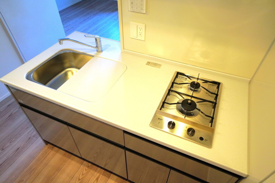 ２口のガスコンロが設置されています。ワークトップもゆとりがあって◎※写真は同タイプ住戸です。